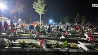 Kahramanmaraş'ta Acının Saati Değişmedi: 04.17’de Dualar Gökyüzüne Yükseldi