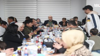 Başkan Mehmet Akpınar 8 Mart’ta Kadınlara Çiçek Takdim Etti