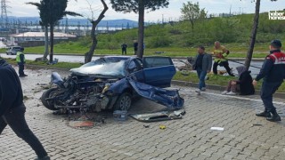 Kahramanmaraş’ta Ehliyetsiz Sürücü Refüje Çıktı! Otomobil Hurdaya Döndü