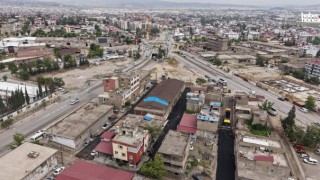 Kahramanmaraş Büyükşehir, Menderes Mahallesi’nde Sıcak Asfalt Serimine Başladı